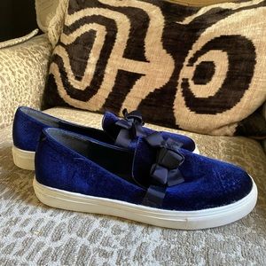 NEW Catherine Malandrino cute blue velvet slip ons